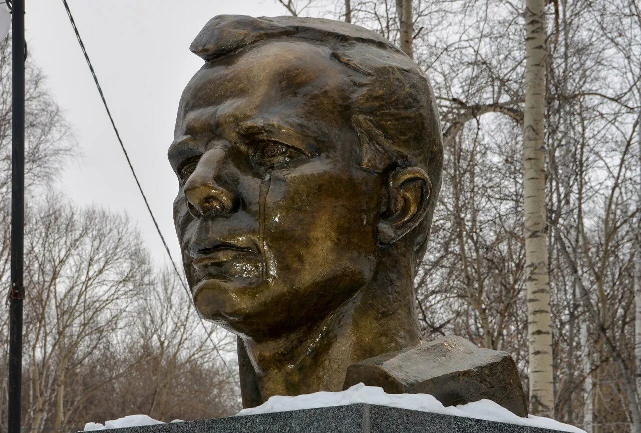 Юра мы. Юра мы всё про. Прости Юра мы всё. Юра Гагарин статуя.