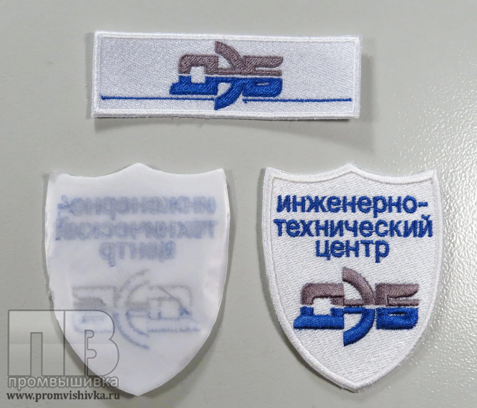 Приклеить шеврон клей. Как клеить шевроны. Бойцовка целинка строевка. Расположение шевронов на форме сотрудников фсин. Расположение шевронов на полевой форме вс рф.