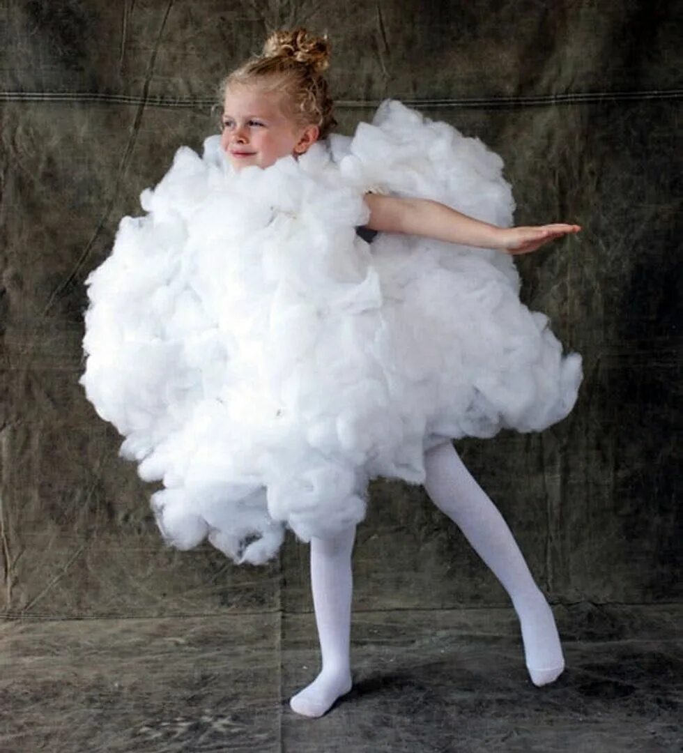 Белые карнавальные костюмы. Костюм облако для девочки. Костюм для девочки облачко. Костюм из подручных материалов. Костюм для ребенка из подручных материалов.
