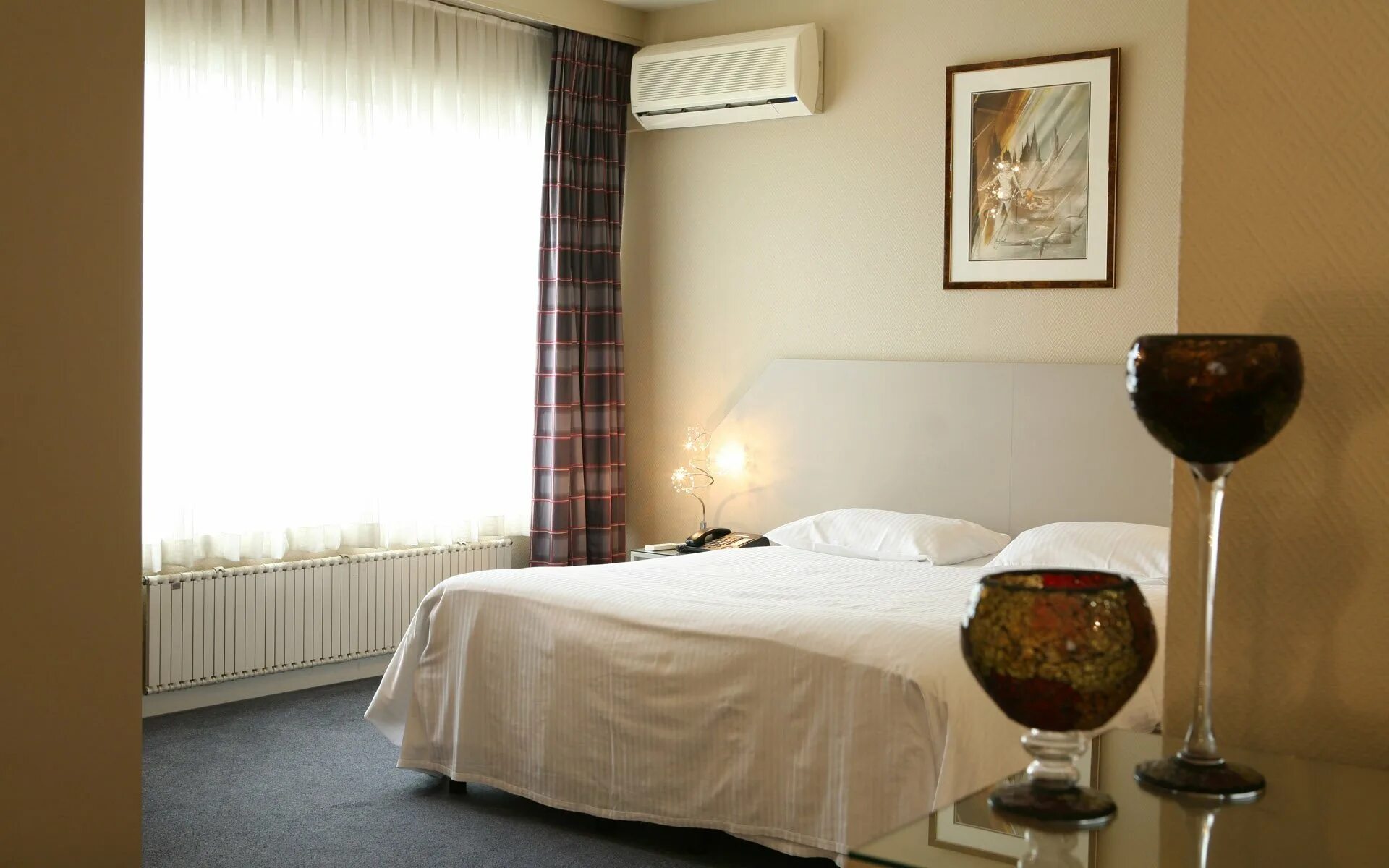 Кондиционер в интерьере спальни. Кондиционер в спальне. Амари пхукет 5. Кондиционер над кроватью. Дизайн спальни с кондиционером.