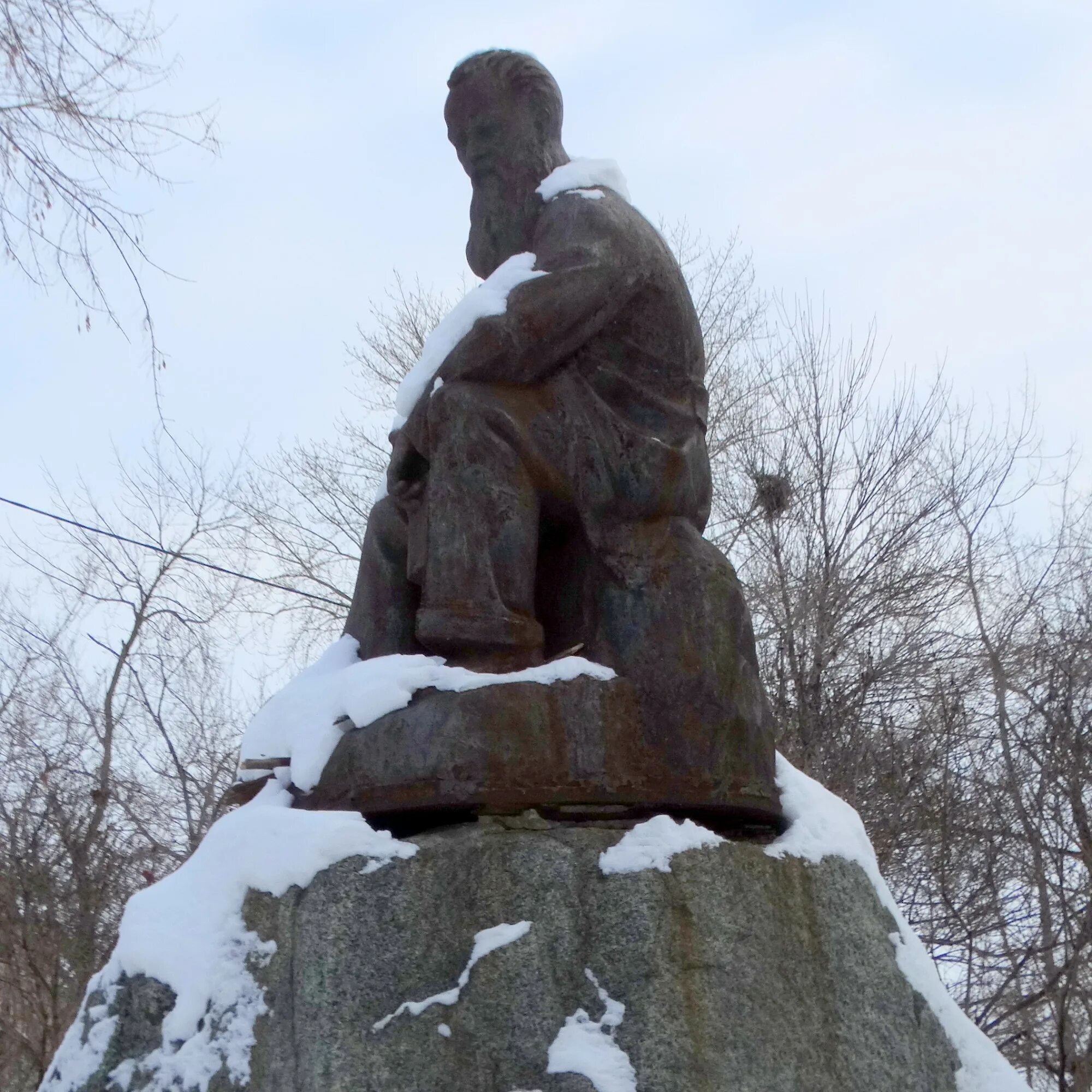 Бажов памятники. Полевской памятник Бажову. Памятник Бажову в Копейске. Памятник п п Бажова Полевской. Бажов памятник в Сысерти.