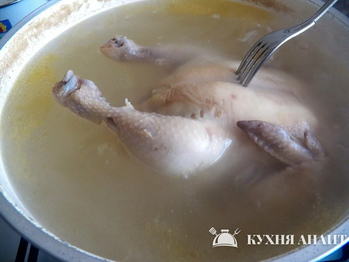 Сколько нужно варить голень. Суп из куриной голени. суп с куриной голенью. бульон из голени.