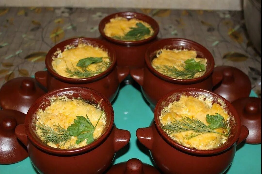 Жаркое из индейки в горшочках. Рецепт кролика в горшочке в духовке. Заячье рагу. Жаркое из кролика с овощами. Мясо в глиняном горшке в духовке.