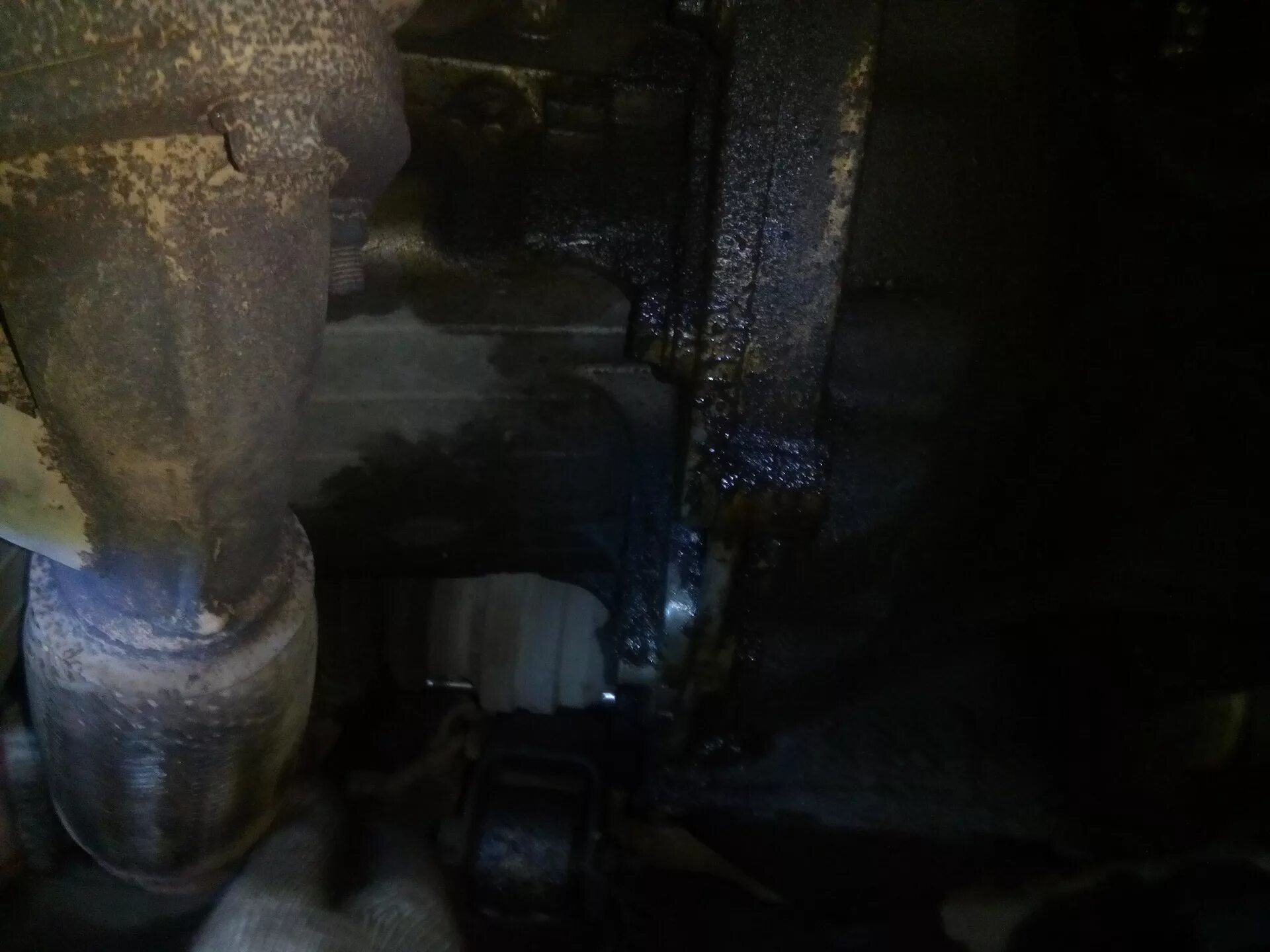 Течь масло на авео т250 шевроле. Течь масла авео. Авео т300 потек теплообменник. Пежо 408 сальник привода мкпп. Chevrolet aveo 2013 трубка антифриз.