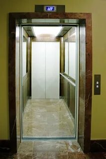 В поднимающейся кабине лифта