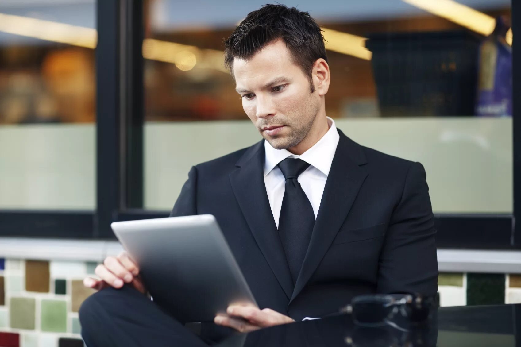 офис менеджер. люди в костюмах в офисе. менеджер мужчина. бизнессмэн. мужчина за столом в офисе.