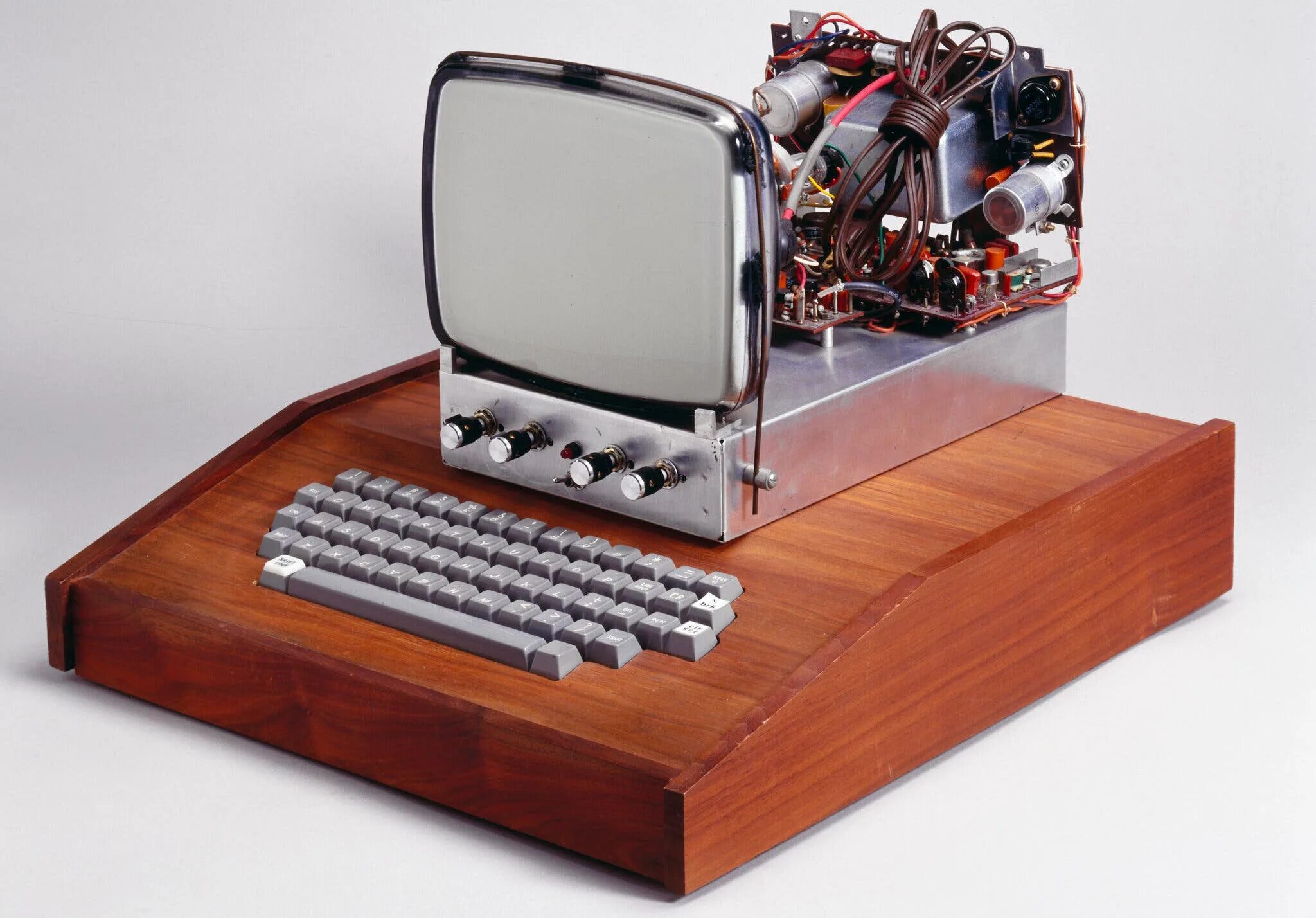 Компьютер Эппл 1976. Apple 1. Первый компьютер Эппл. Компьютер Apple 1 1976 год.
