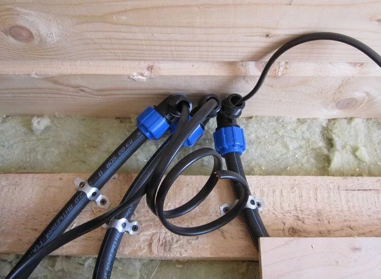 Сип кабель 4х16 под землю. Сип на столбе к щитку. Кабельный ввод к гофро пнд трубе 10. Сип2 на металлической опоре. Пнд труба 110 для кабеля в земле.