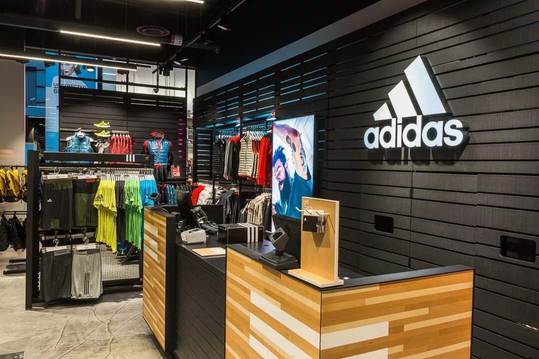 Адидас рядом. Adidas Store. Спортивный магазин адидас. Магазин адидас в Москве. Спорт магазины адидас.