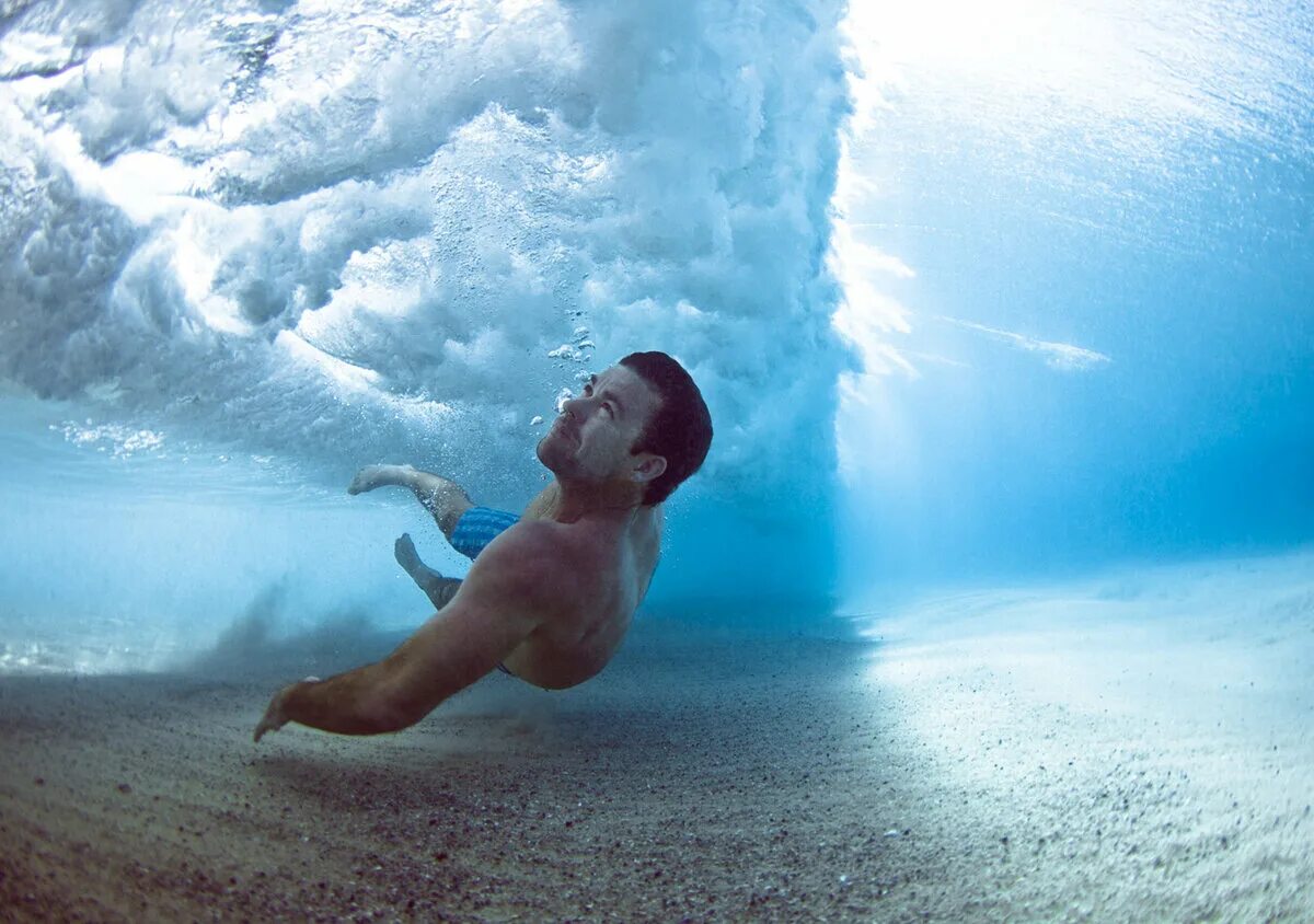 Облака плывут в воде. Человек под водой. Вода и человек. Люди на море. Фотосессия под водой.