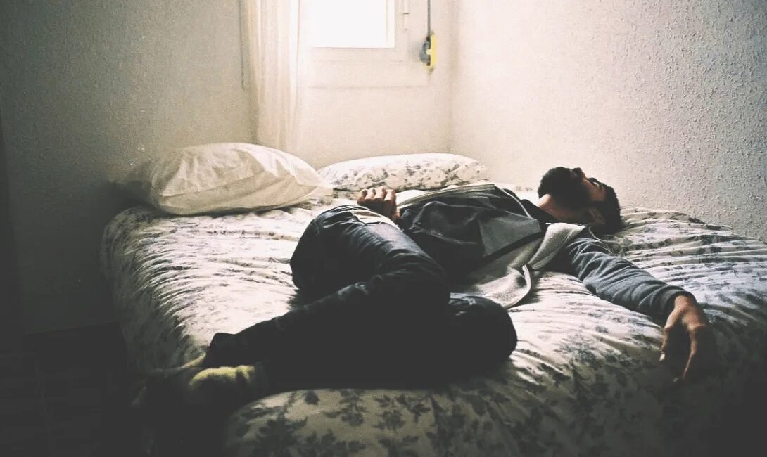 Мужчина спит в темной комнате. Спящие парни. Красиво спит. Спящие мужчины в казармах. Спящий человек.