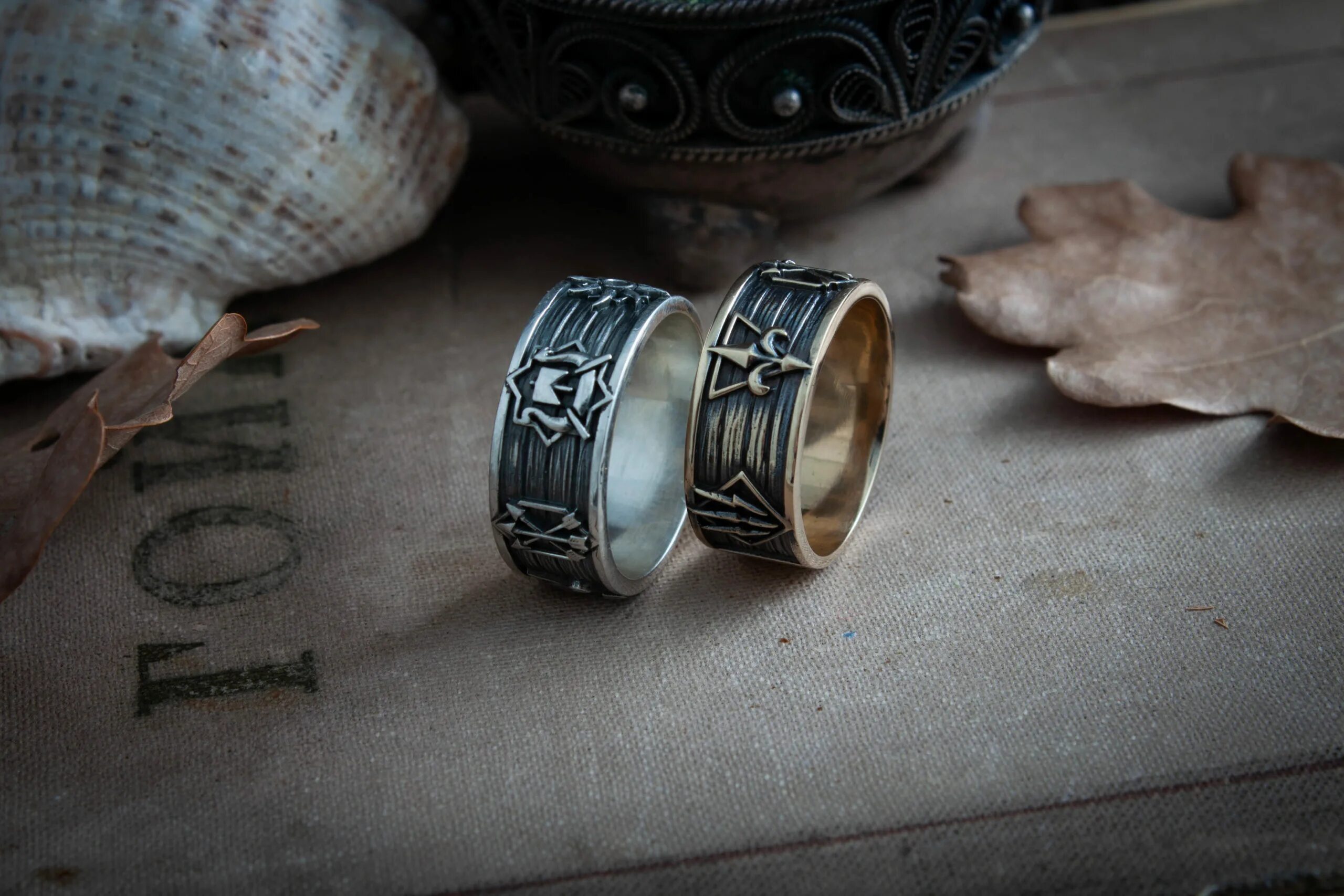 Кольцо ведьмак 3. Обручальные кольца ведьмак. Кольцо мастера гвинт. Скоятаэли ведьмак 1. Амулет ведьмака школы змеи.