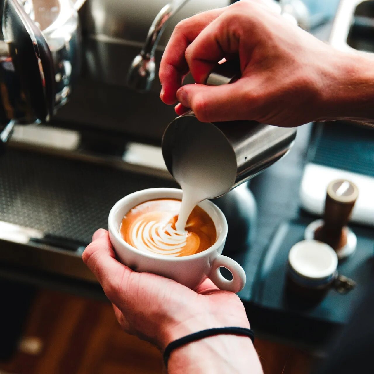 Капучино латте арт эспрессо. Эспрессо эспрессо бариста. Бариста кафе Coffeeshop. Латте капучино бариста. Как делать домашнее кофе