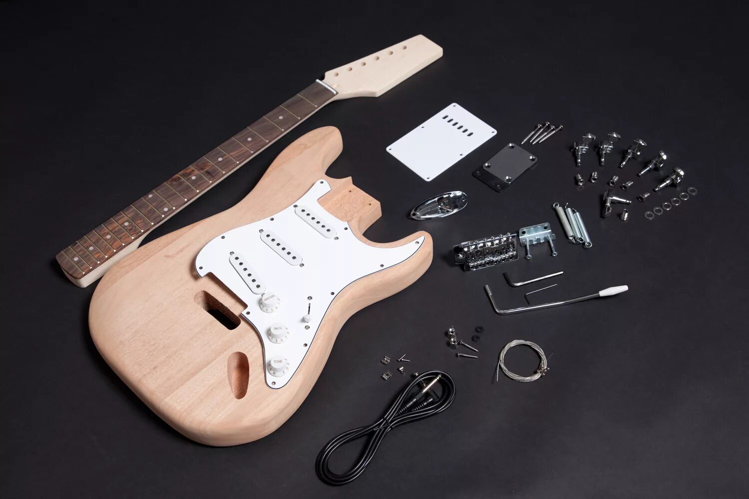 Stratocaster цена. Гитара Stratocaster. Fender Stratocaster бежевый. Сборка Fender Stratocaster. Fenders_Kit.