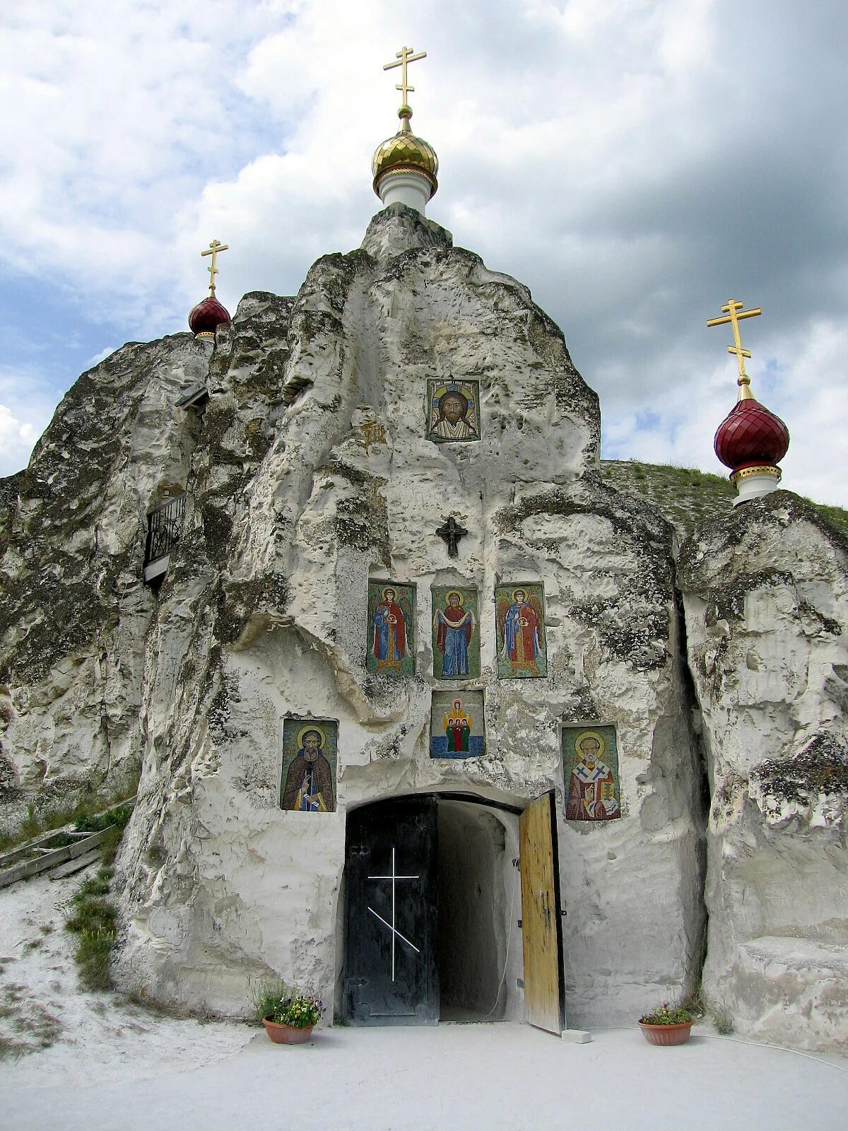 Свято Спасский монастырь Костомарово. Спасский женский монастырь в Костомарово. Пещерный храм в Костомарово. Костомаровский женский монастырь Воронежская область. Воронежская область святая