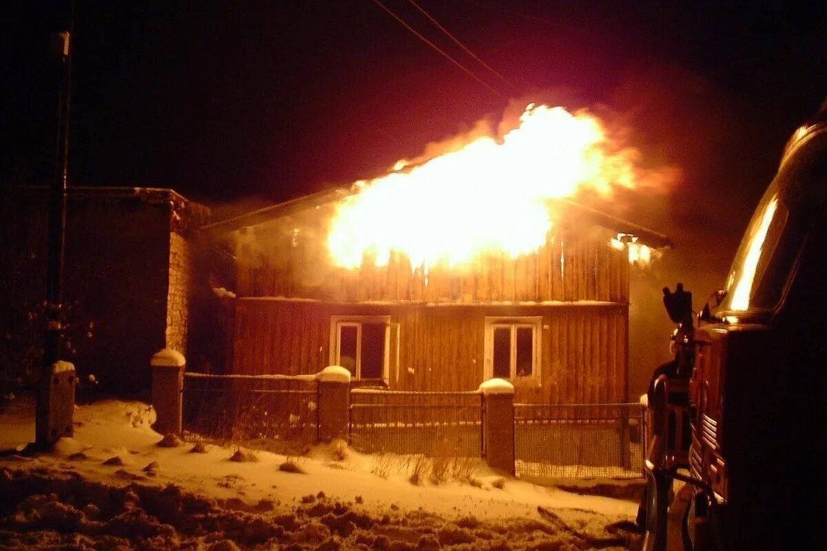 Дом горит зима. Пожар дом великие луки. пожар в частном доме ночью. пожар частный дом зима. сгоревший дом.