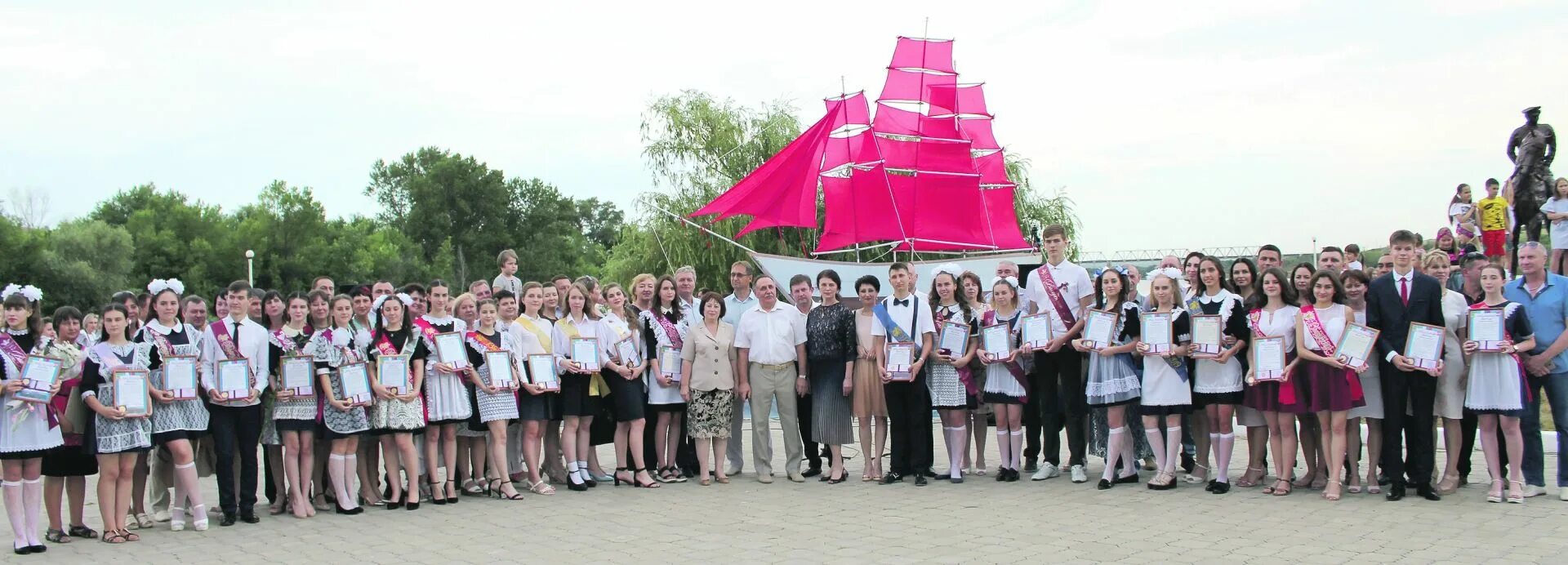 Газета калитва белая калитва последний. Алые паруса белая калитва. 17 школа белая калитва выпускной. районный бал выпускников алые паруса белая калитва 2019 год. алые паруса 2019 белая калитва.