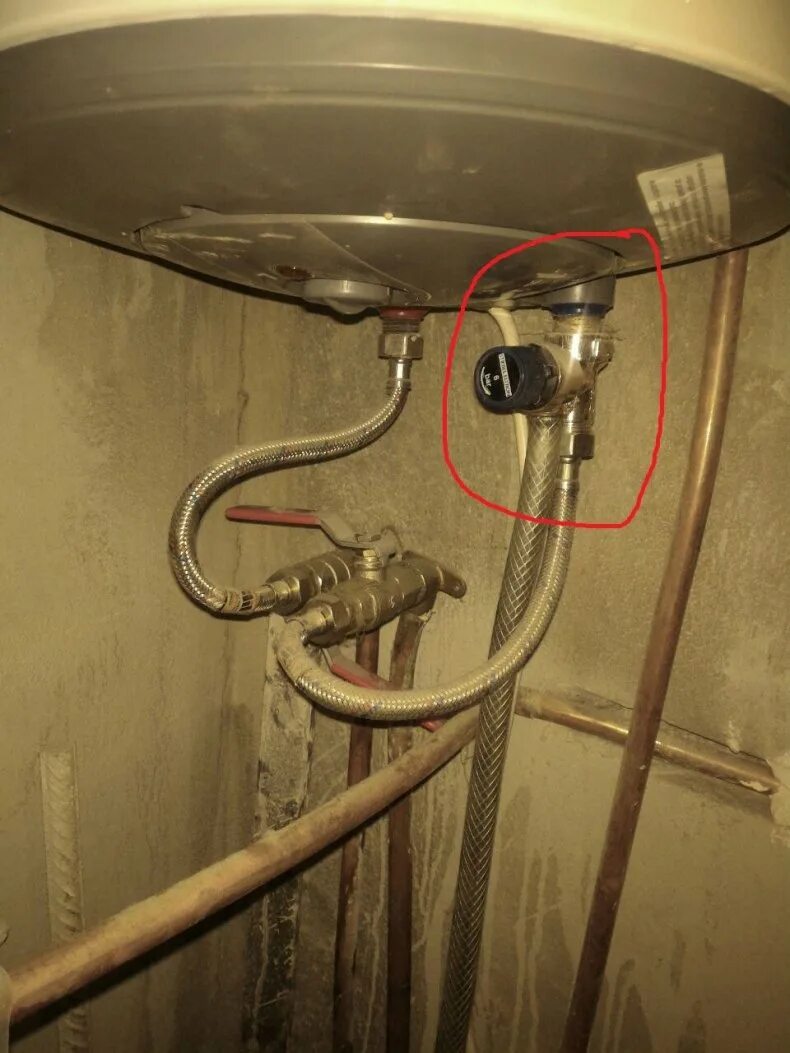 Течет клапан на бойлере. Предохранительный клапан для водонагревателя thermex и обратный клапан. Обратный клапан для водонагревателя термекс. Течет клапан на бойлере. Бойлер термекс сливной клапан.