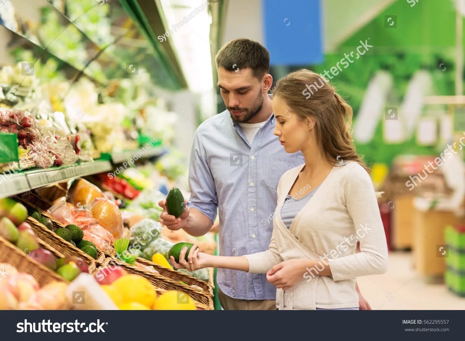 Полки супермаркета. Семья с продуктами. Супермаркет. Go shopping for food. Шоппинг.