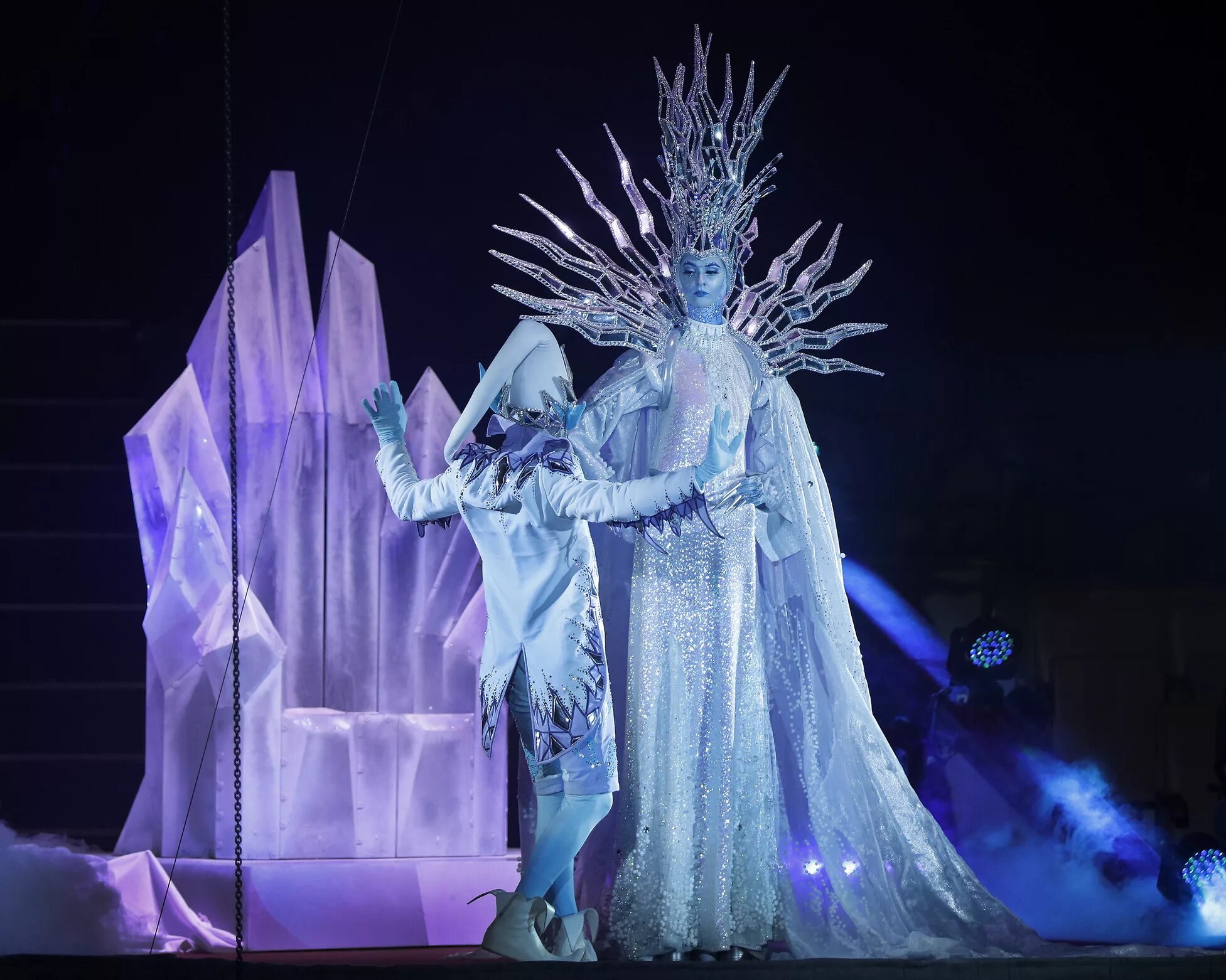 Снежная королева трон на сцене театра. Праздник снежной королевы. В. Евгений шварц снежная королева. Праздник снежной королевы.