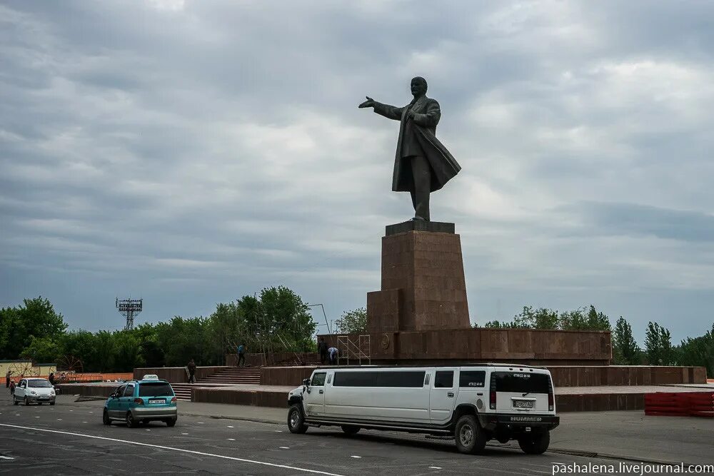 Ош площадь ленина. Памятник ленину в городе ош киргизия. Ош ленина. Ош ленина. Памятник ленина киргизия ош.