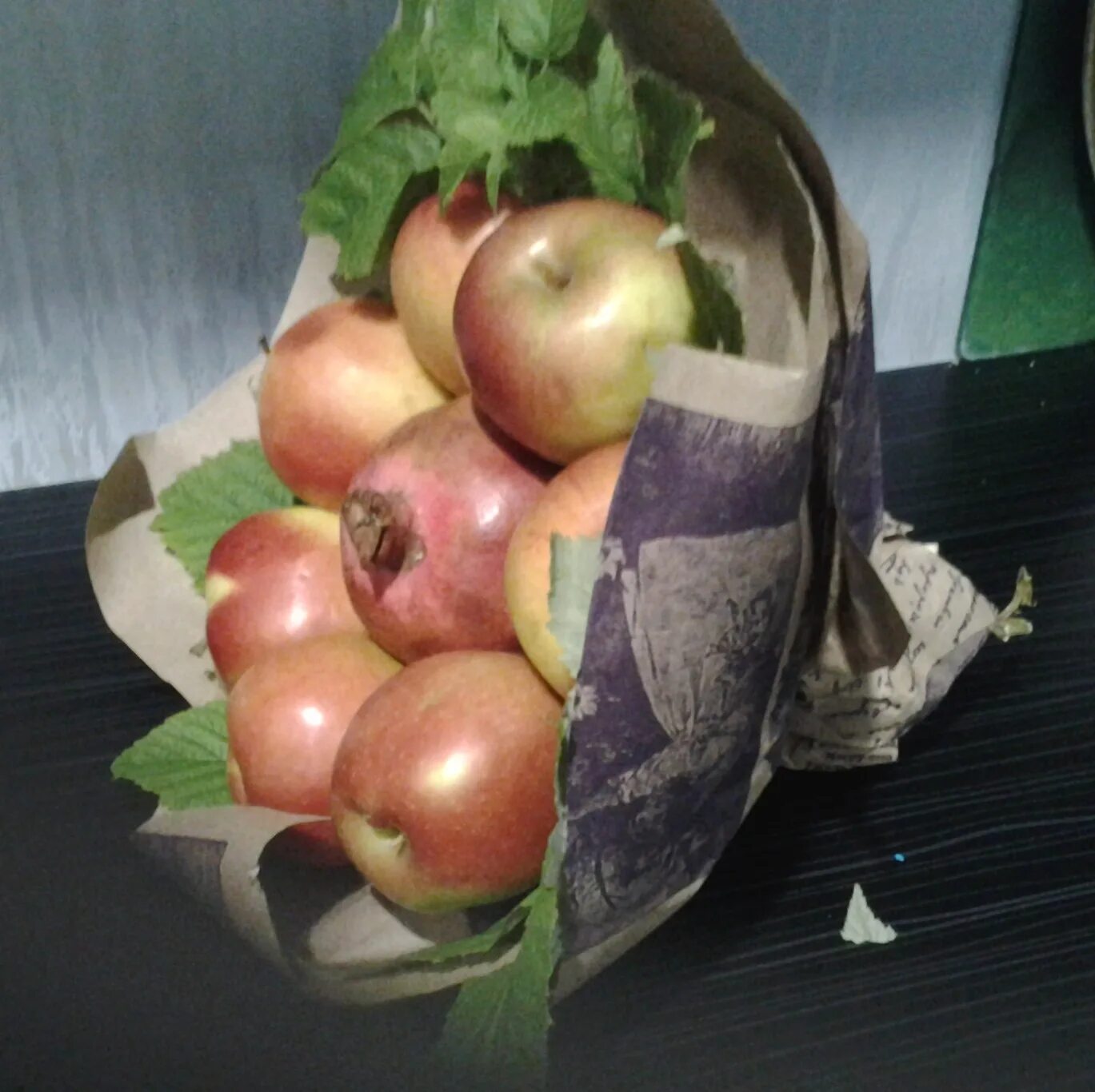 Яблочный Спас. 2 ящика в подарок соседу для куриц и не только. И, конечно, букет
