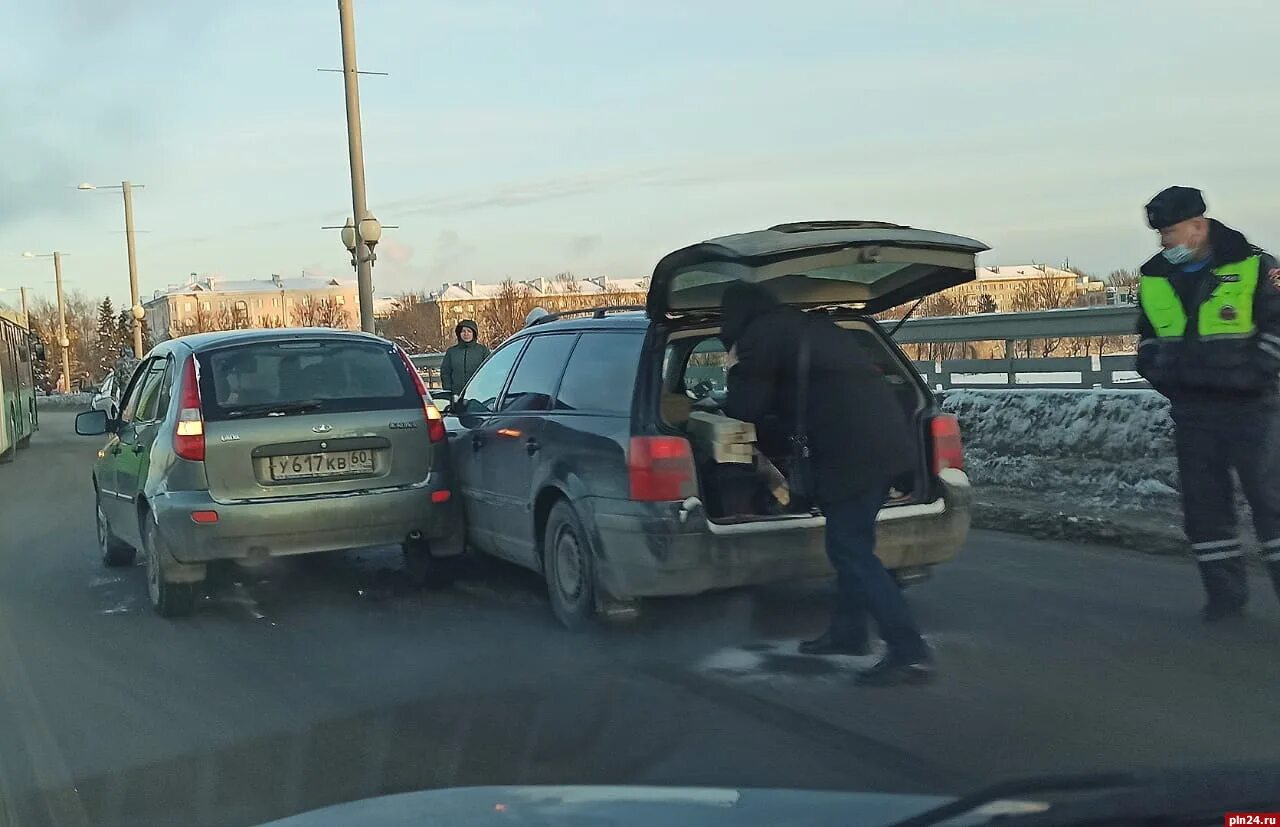 Опять пробки демотиватор. Пробки прикол. Люди в пробке мем. Опять пробка. Псков дтп ольгинский мост 11.