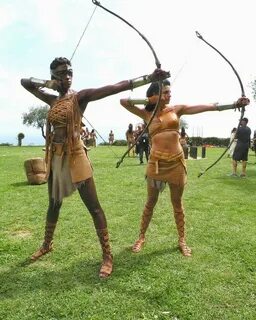 Ол ер адамның бетіне отырды да келді