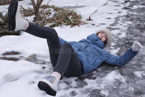 Обеим ученицам поскользнулся и упал