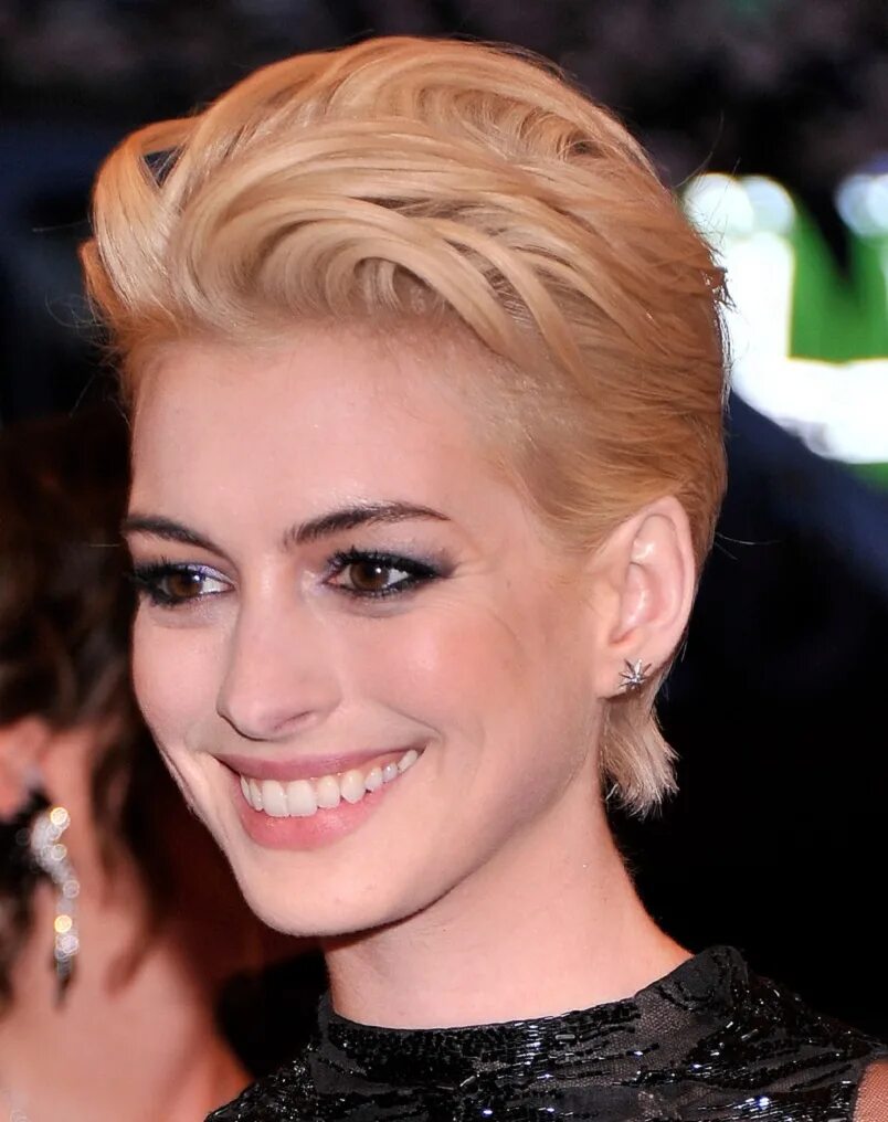 Как уложить прическу. Шарлиз терон кудри. Как уложить прическу. Праздничные прически на средние волосы. Как уложить прическу.