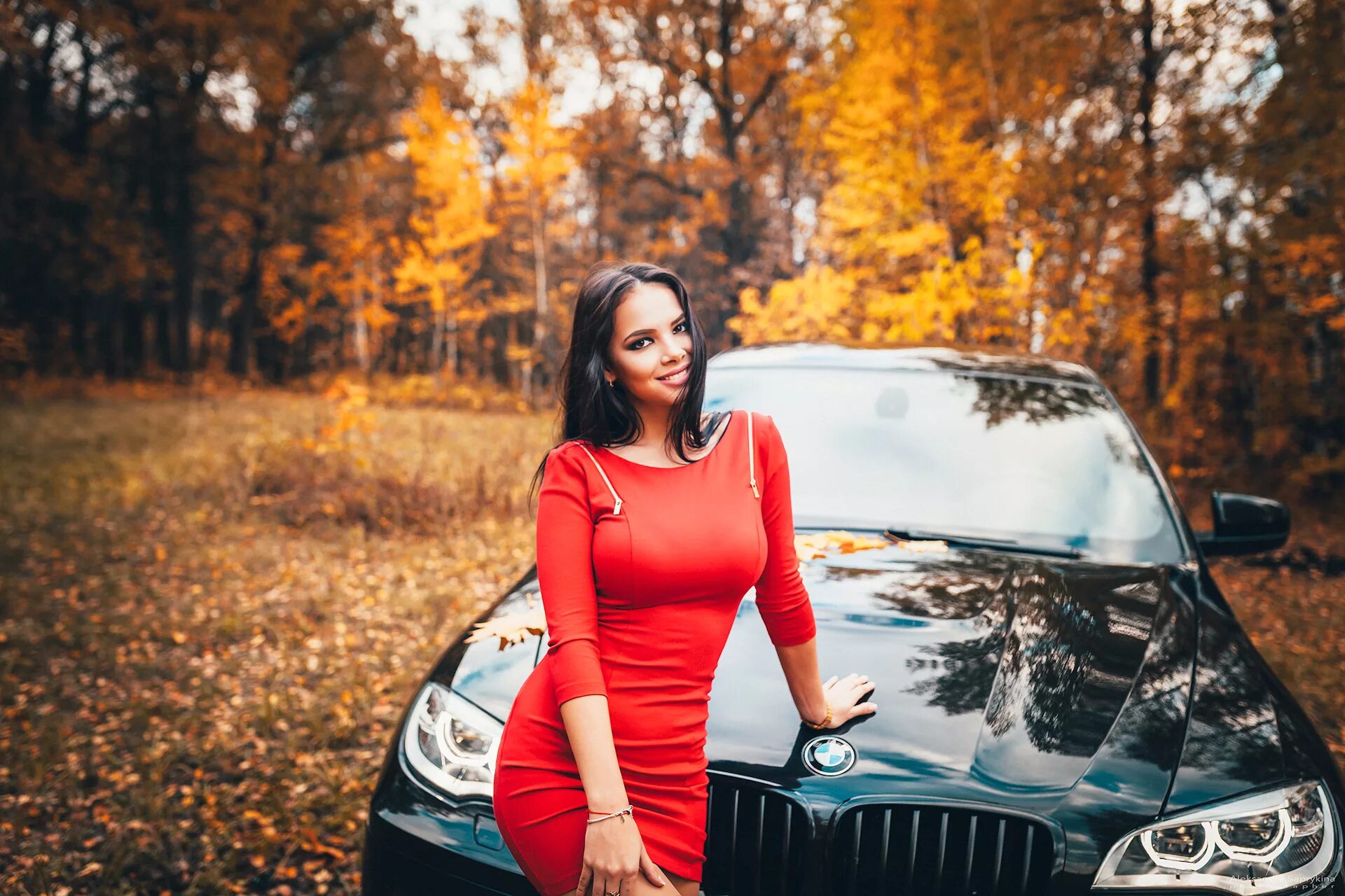 Фото около машины. Осенняя фотосессия с машиной. Женщина около машины. Осенний фотосет с машиной. Фотосессия с машиной на природе.