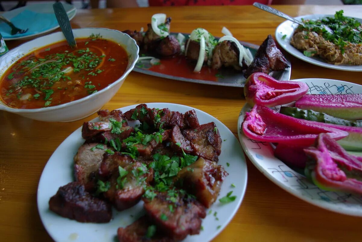 Абхазская Национальная кухня. Ресторан национальной кухни апацха Абхазия. Блюда Абхазии мамалыга. Апацха мамалыга.