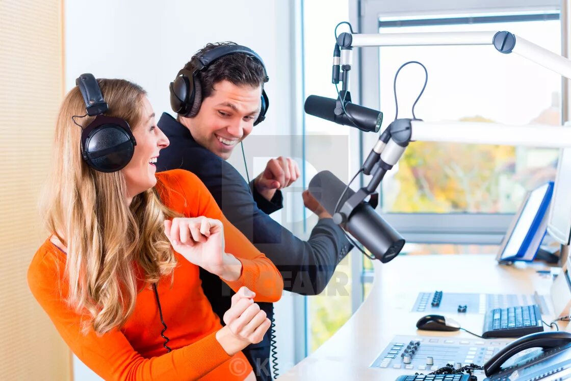 Диктор на радио. Слышать радиостанции. Радио диджей. Слышать радиостанции. Радиовещание сми.