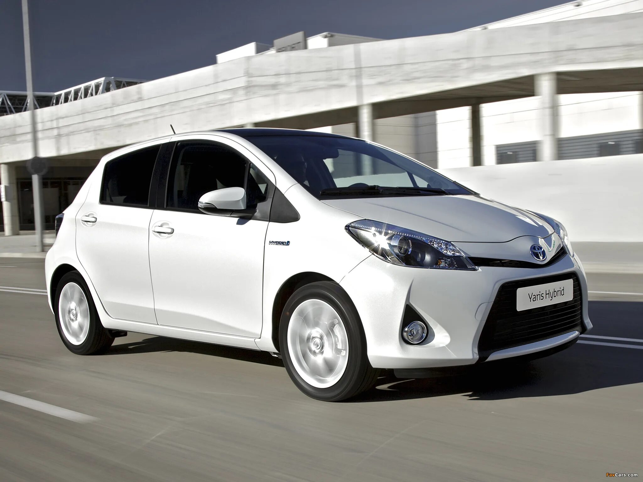 Toyota Yaris 2013. Тойота Ярис 2012. Тойота Ярис Hybrid. Тойота Ярис гибрид 2013.