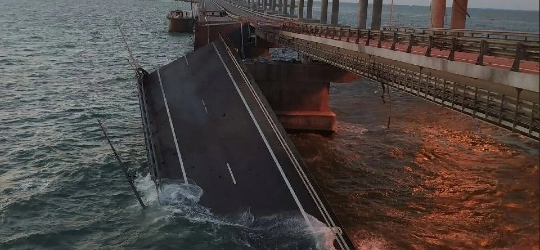 обстановка на керченском мосту. керченский мост 2022. крымский мост автодорожный. автомобильный мост. керченский мост 2022.