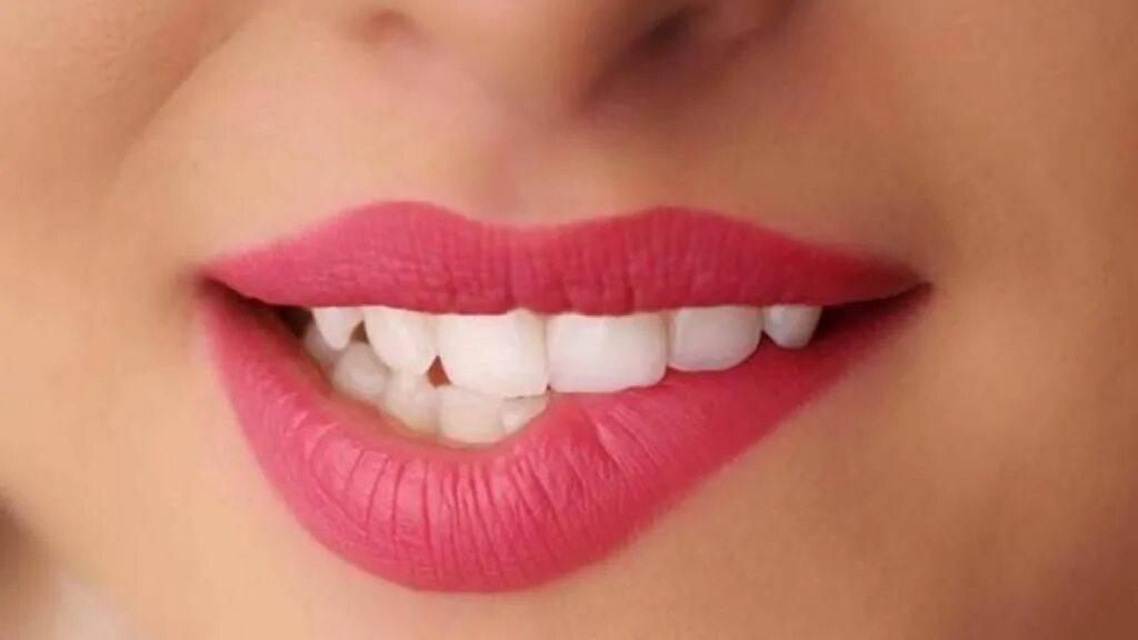 Соблазнительные губы. Девушка прикусывает губу что значит. Девушка прикусывает губу что значит. Девушка прикусывает губу что значит. Губы девушки.