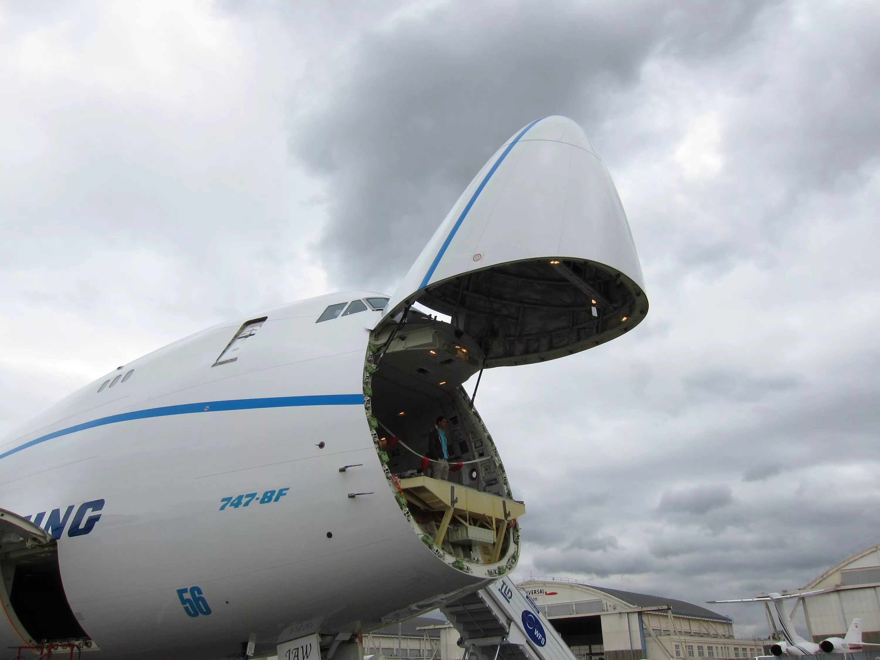 Грузовой отсек Boeing 747-8f. Грузовой самолет Boeing 747. Грузовой самолет Боинг 747. B747 грузовые отсеки. Самолеты можно открыть