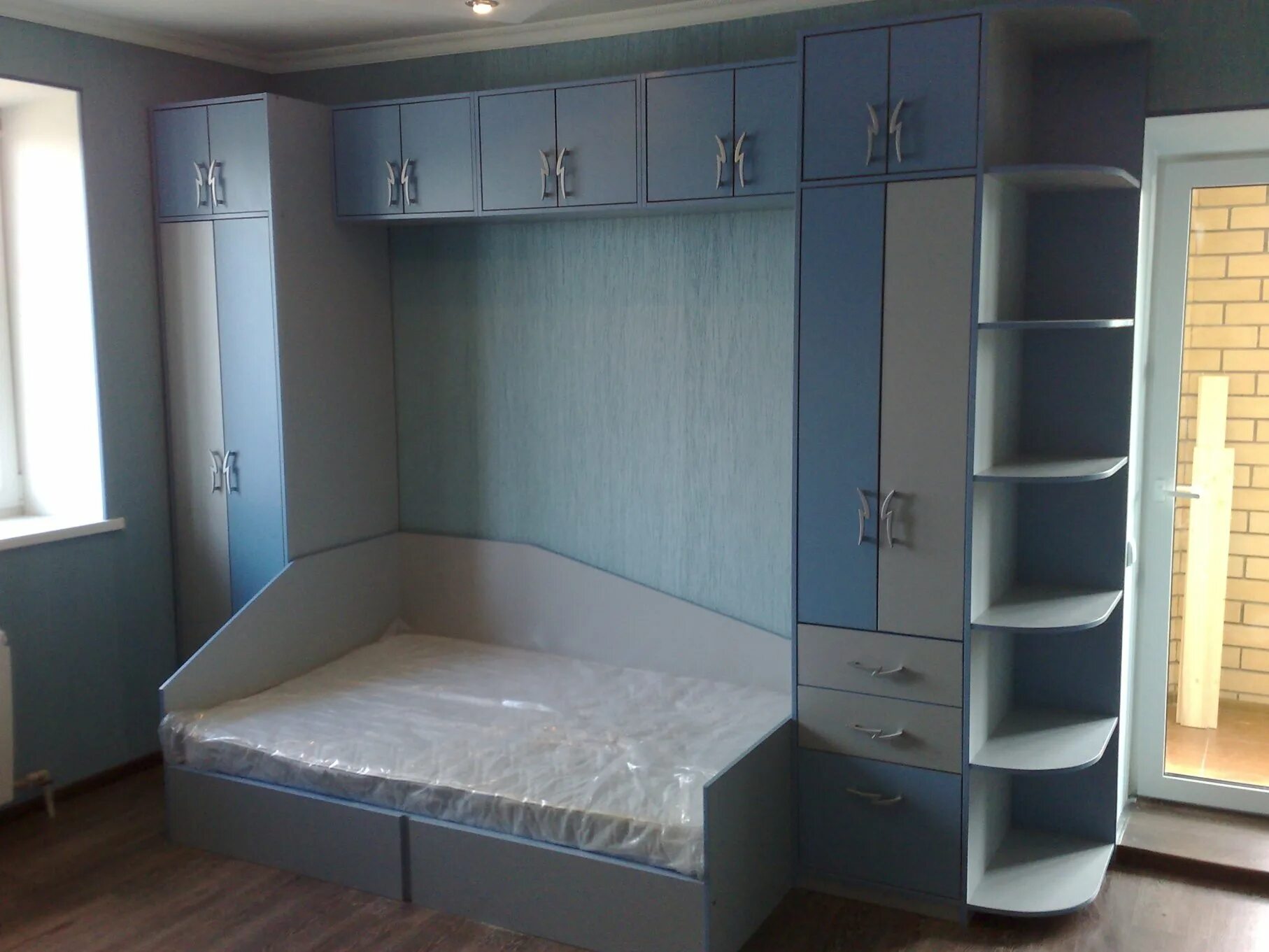 Встроенная детская мебель. Детские комнаты мебель по индивидуальному. Мебель по индивидуальным размерам. Кровать со стенкой с дельфином.