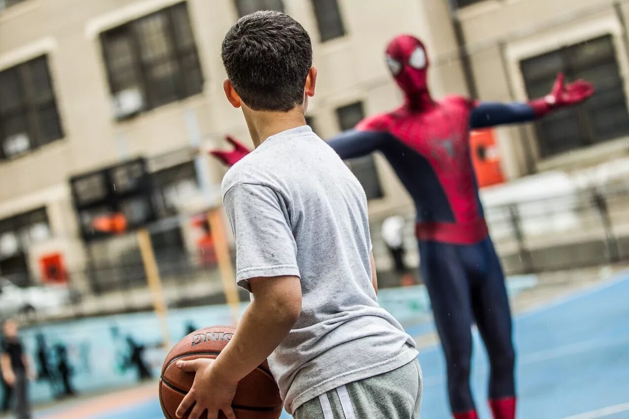 Новый человек примеры. Эндрю Гарфилд человек паук баскетбол. Человек паук Эндрю. Эндрю Гарфилд человек паук 2. Эндрю Гарфилд новый человек паук.