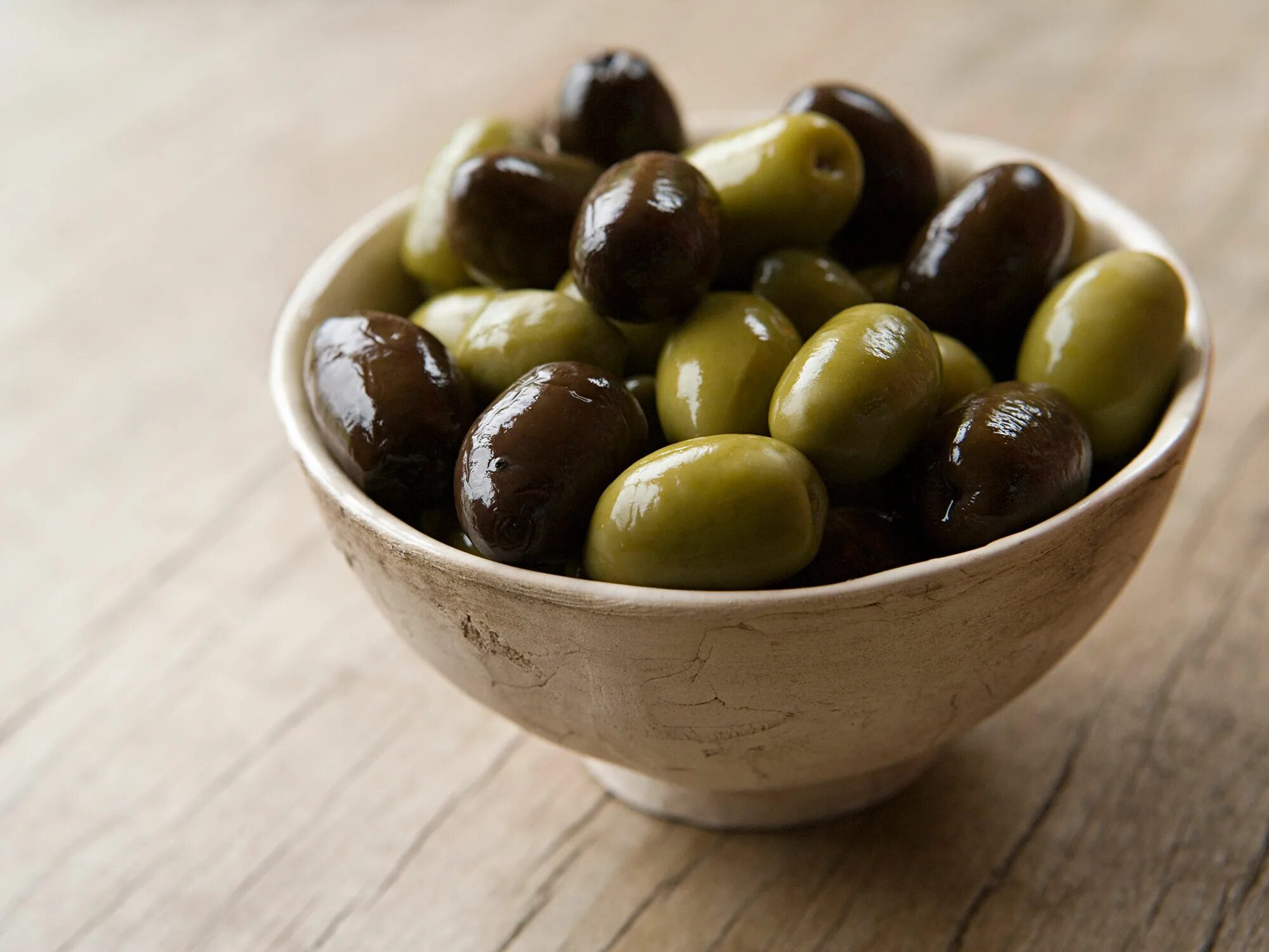 Маслины рассол. Оливки. Оливки и маслины. Оливки зеленые. Что такое оливы маслины.