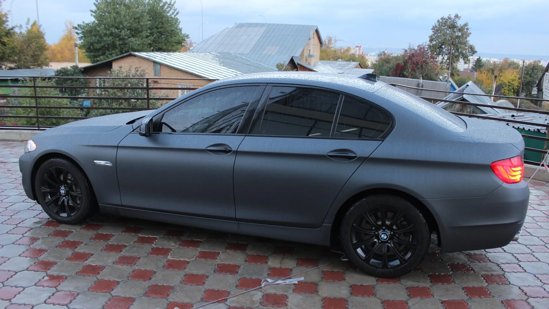 БМВ ф10 графит. BMW f10 черный мат. БМВ f10 диски цвет графит. BMW 5 2005 графит.