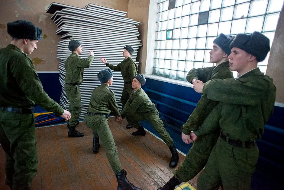 Тимофей андропов. Срочники. Молодой солдат. Служить в армии. Парень и девушка в военной форме.