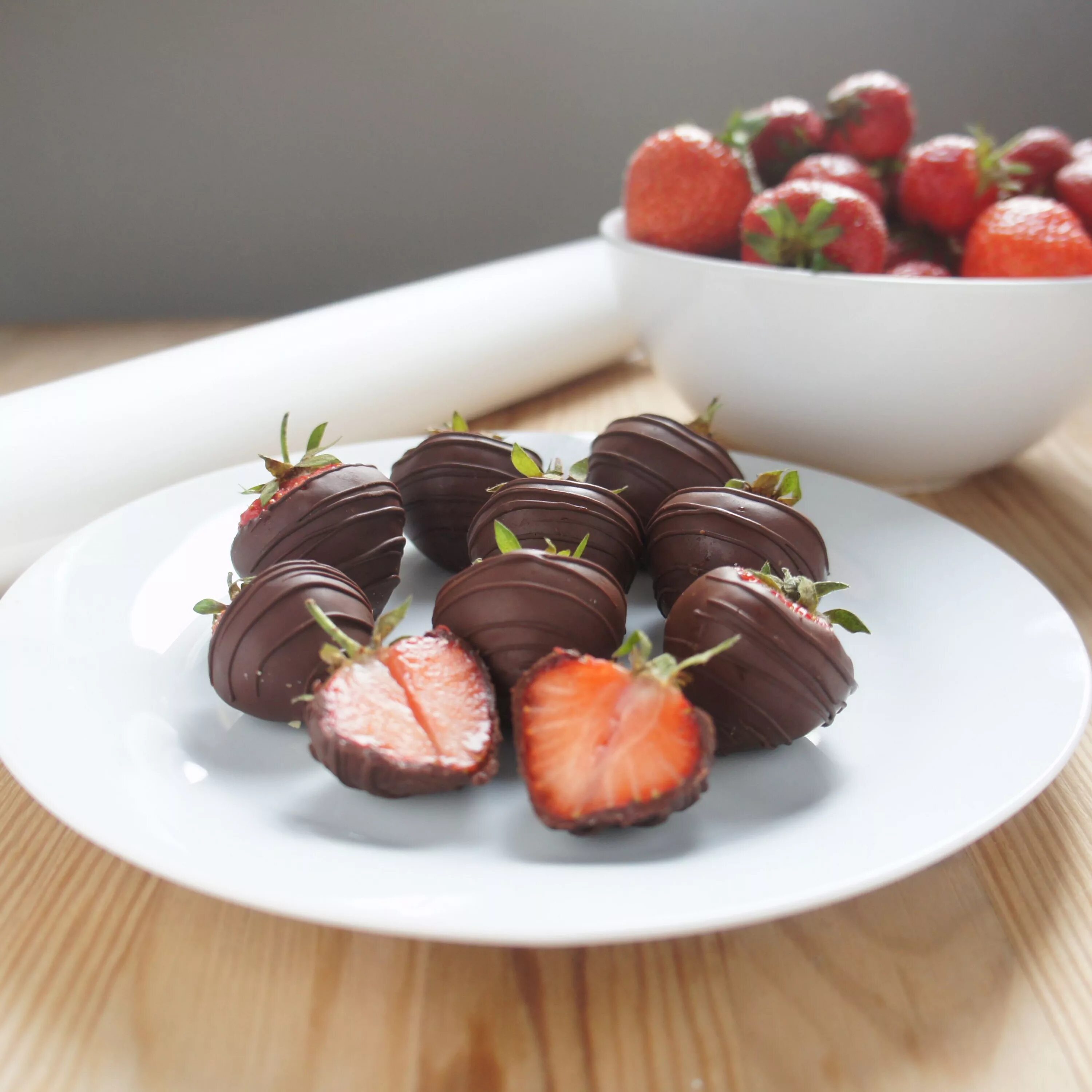 Шоколад в виде клубники. Клубника в шоколаде chocoberry. Клубника в шоколаде Чоко Берри. Queen Berry клубника в шоколаде. ЧОКОБЕРРИ Москва.