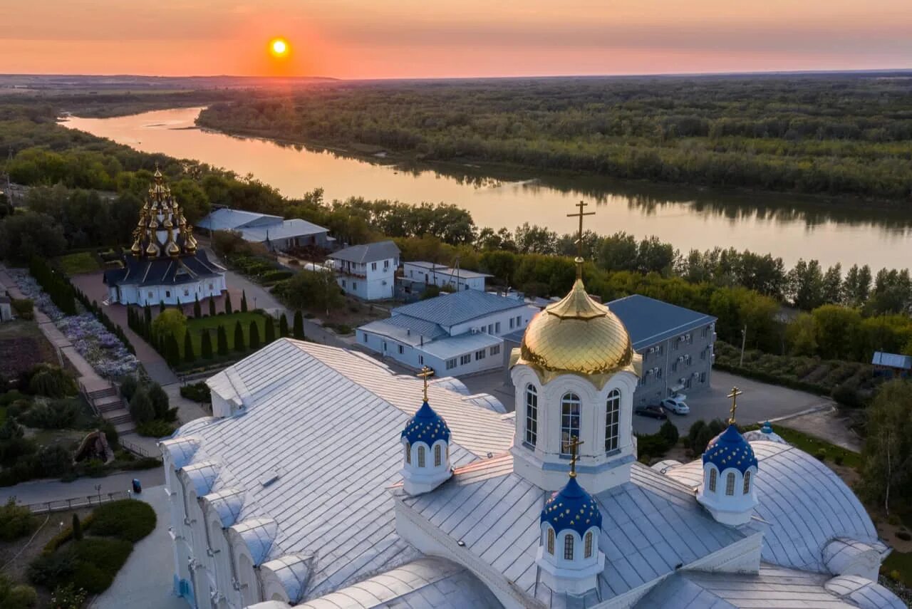 Волгоградская область переехавших. Усть-Медведицкий Спасо преображенискиймонастыря. Усть-Медведицкий Спасо-Преображенский монастырь Волгоград. Спасо-Преображенский монастырь Серафимович. Женский монастырь в Серафимовиче Волгоградской области.