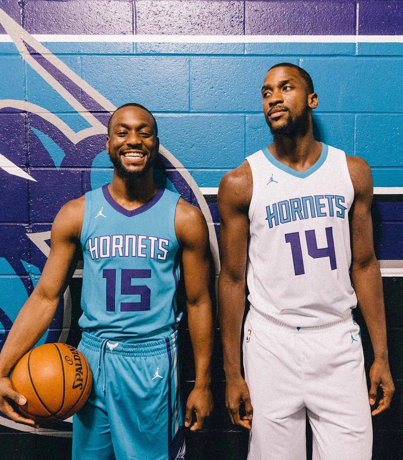 Almost the same. Баскетбольная команда Charlotte Hornets. Команда НБА Шарлотт Хорнетс. Шарлотт НБА Шершень. Шарлотт НБА форма.