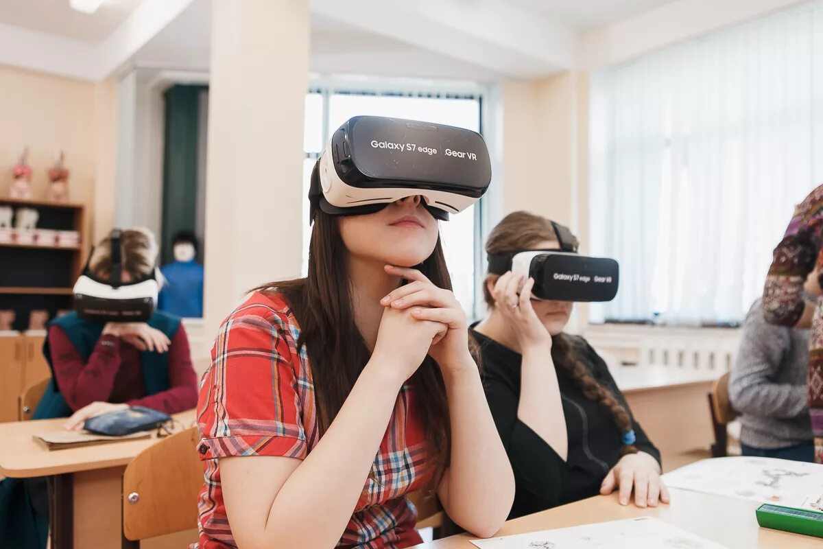 Образовательная реальность. Виртуальная реальность в образовании. Очки виртуальной реальности в школе. VR технологии в школе. Виртуальная и дополненная реальность в образовании.