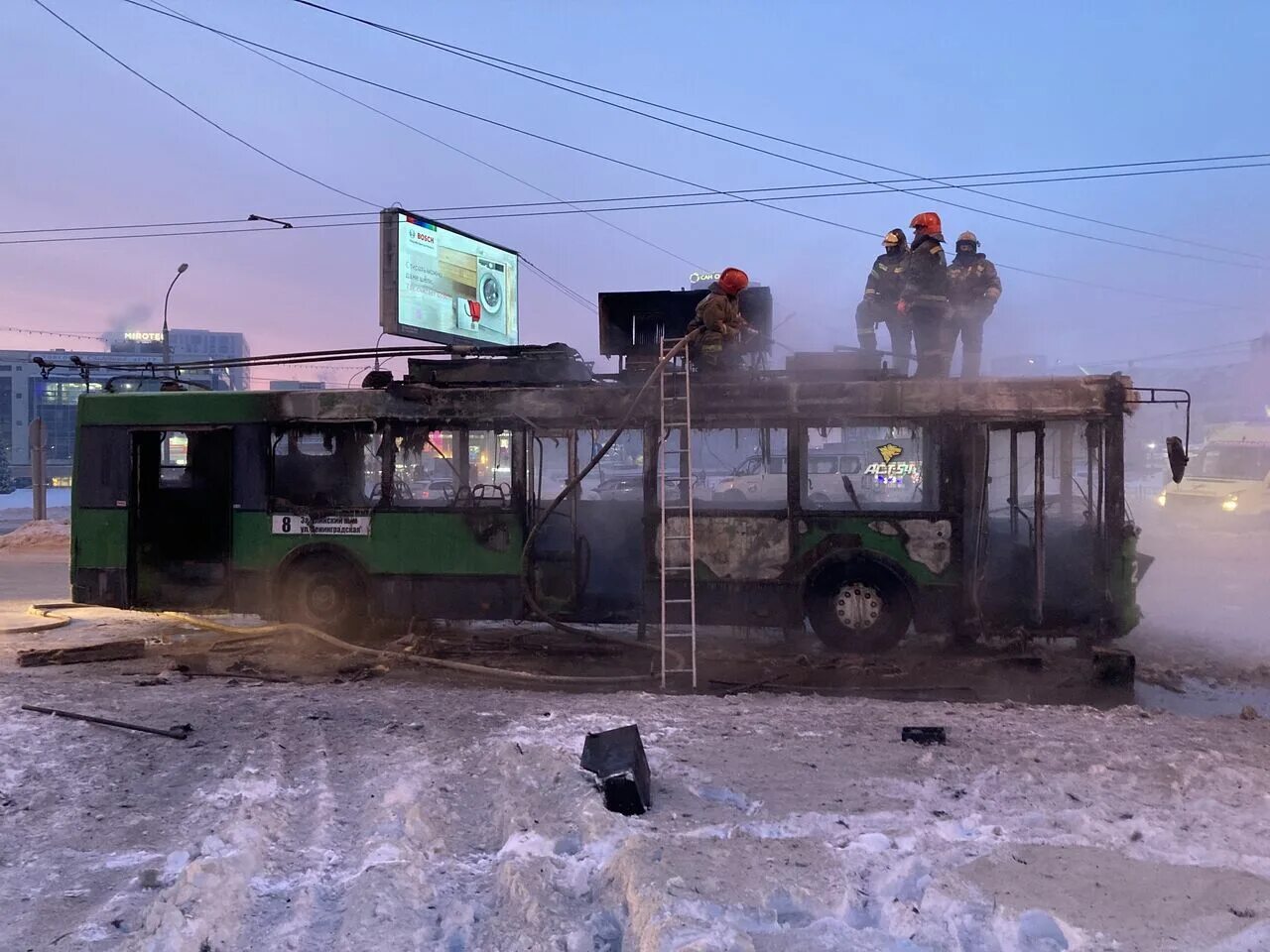 Сгорел троллейбус. Троллейбус новосибирск. в новосибирске сгорел троллейбус. возгорание троллейбуса.