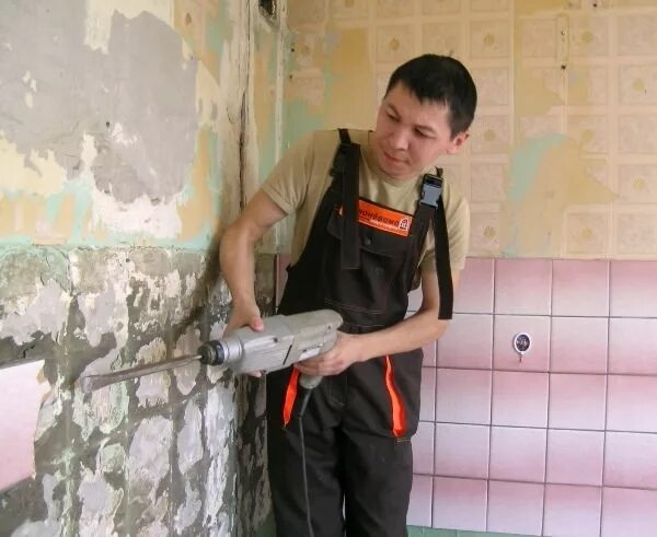 Снять керамическую плитку со стены