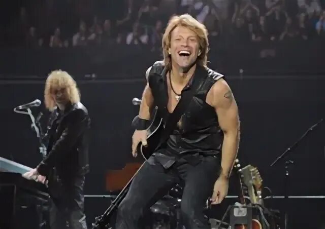 Bon jovi концерт видео. Джон Бон Джови на концерте. Джон Бон Джови концерт 2019. Джон Бон Джови в молодости на сцене. Бон Джови поет.