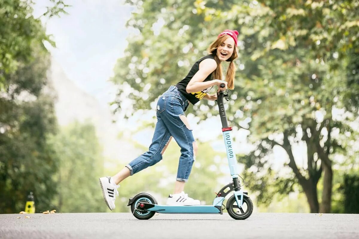 Electric Kick Scooter. Красивый самокат. Девушка на самокате. Кататься на электросамокате. Человек едет на самокате